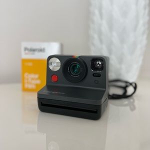 Mint Condition - Polaroid Now + (1) Pack if i-Type Color Film